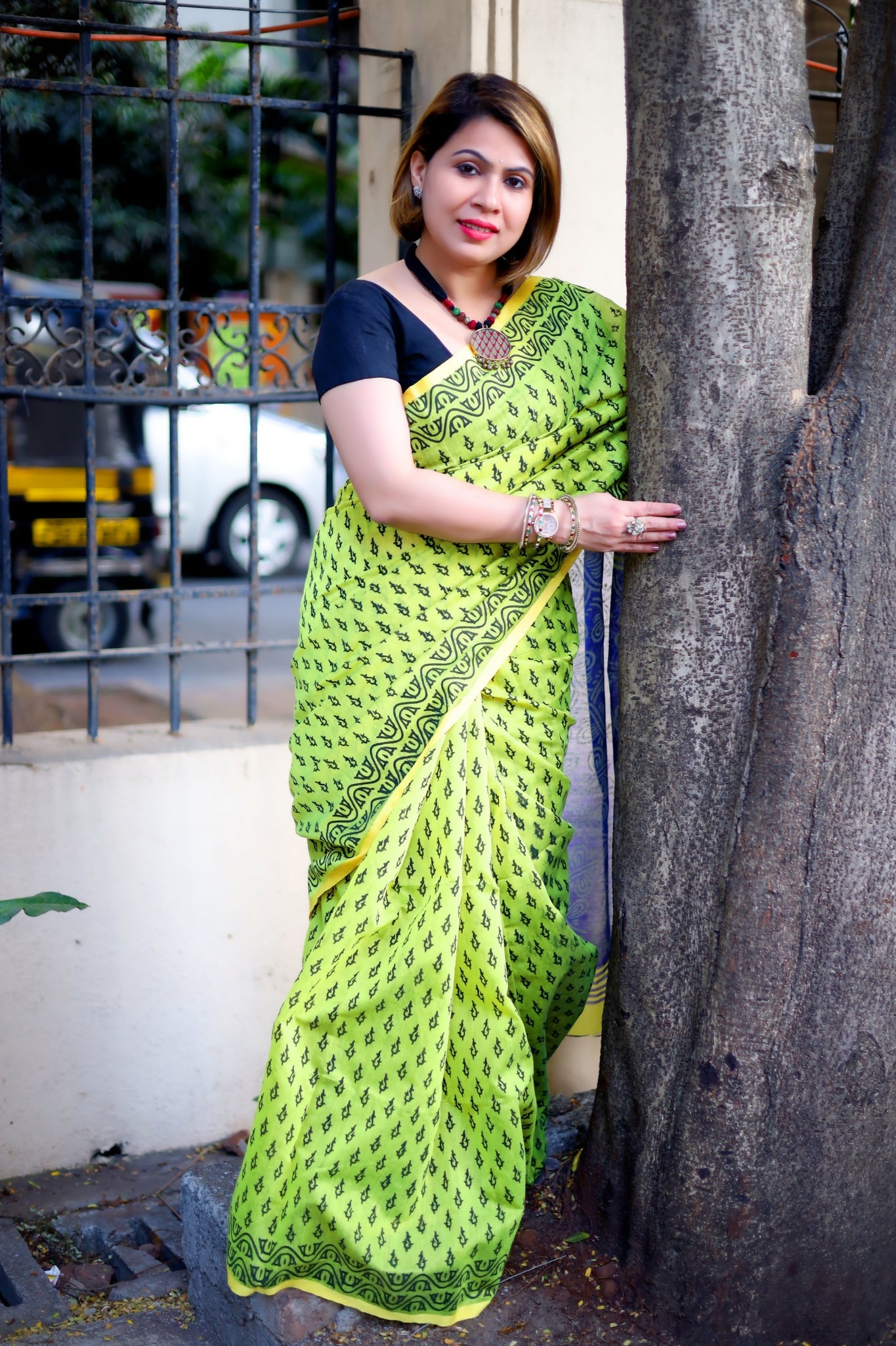 Elegant Lime Green Cotton Bengal Handloom Saree with Contrasting Blue Pallu